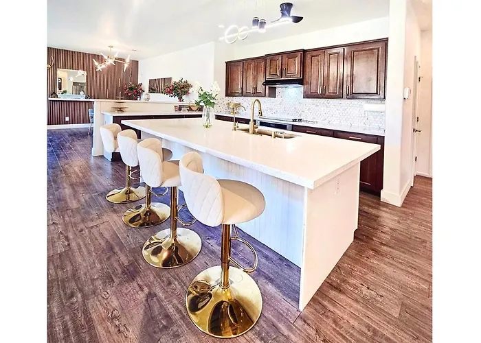 Luxe Desert Oasis, Pool, Hidden Speakeasy Room! Holiday home *