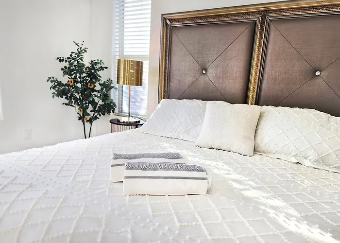 Luxe Desert Oasis, Pool, Hidden Speakeasy Room! Phoenix