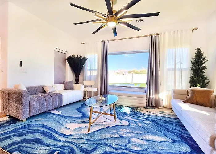 Luxe Desert Oasis, Pool, Hidden Speakeasy Room! Holiday home