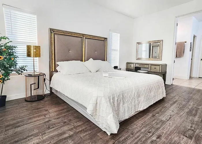 Luxe Desert Oasis, Pool, Hidden Speakeasy Room! Holiday home *