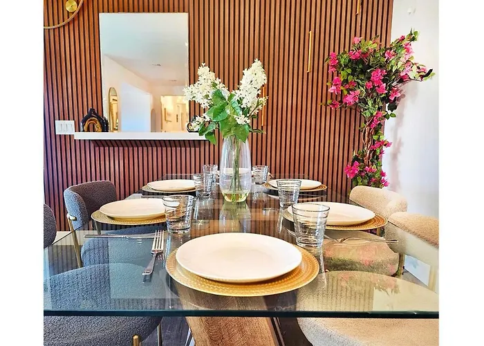 Luxe Desert Oasis, Pool, Hidden Speakeasy Room! *