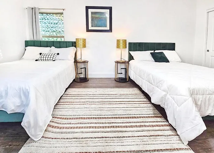 Luxe Desert Oasis, Pool, Hidden Speakeasy Room! *