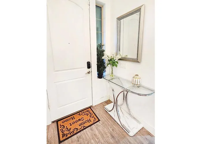 Luxe Desert Oasis, Pool, Hidden Speakeasy Room! Holiday home Phoenix