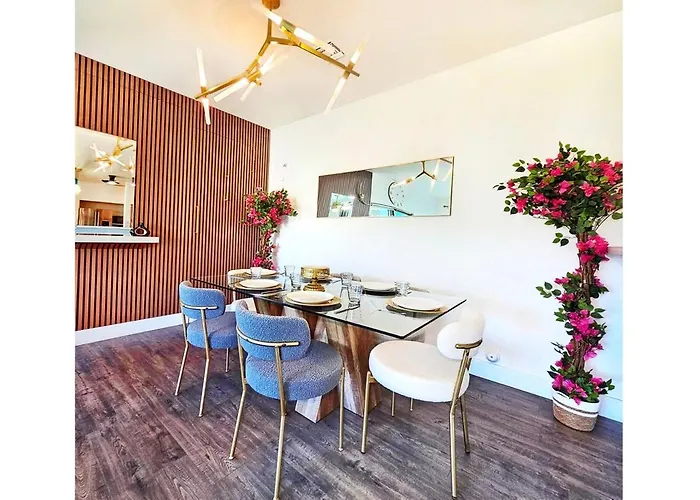Luxe Desert Oasis, Pool, Hidden Speakeasy Room! Holiday home