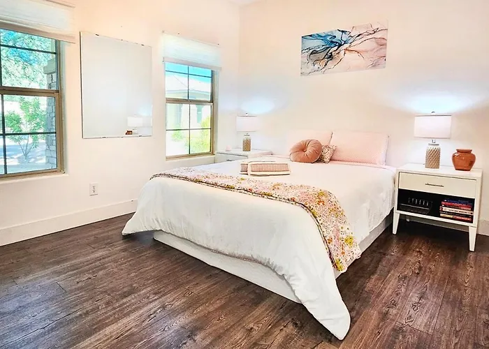 Luxe Desert Oasis, Pool, Hidden Speakeasy Room!