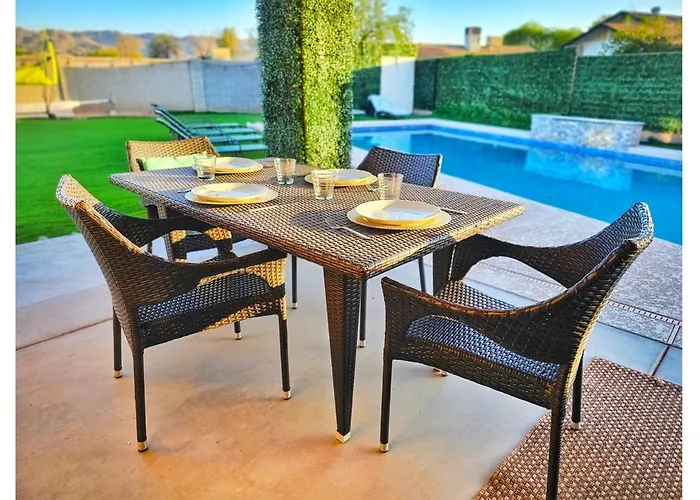 Luxe Desert Oasis, Pool, Hidden Speakeasy Room! Holiday home *