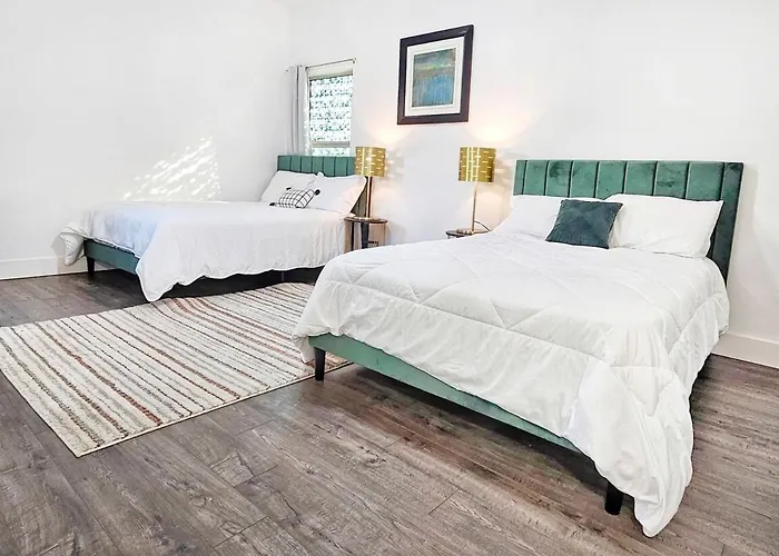 Luxe Desert Oasis, Pool, Hidden Speakeasy Room! Holiday home
