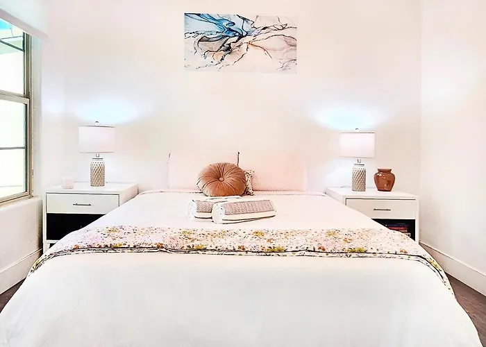 Holiday home Luxe Desert Oasis, Pool, Hidden Speakeasy Room! *