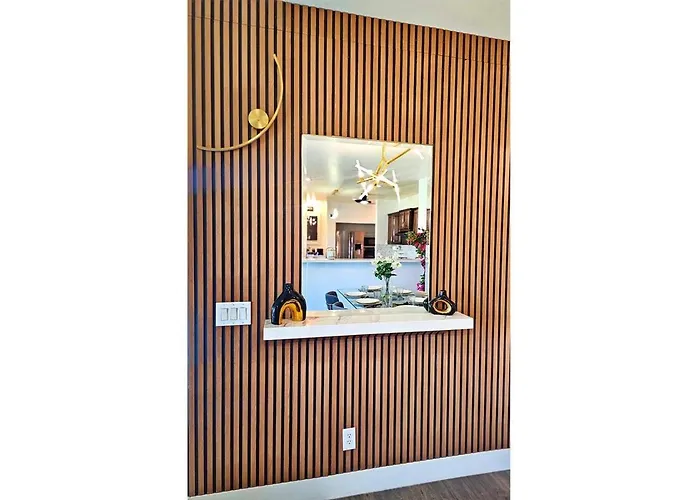 Holiday home Luxe Desert Oasis, Pool, Hidden Speakeasy Room! *