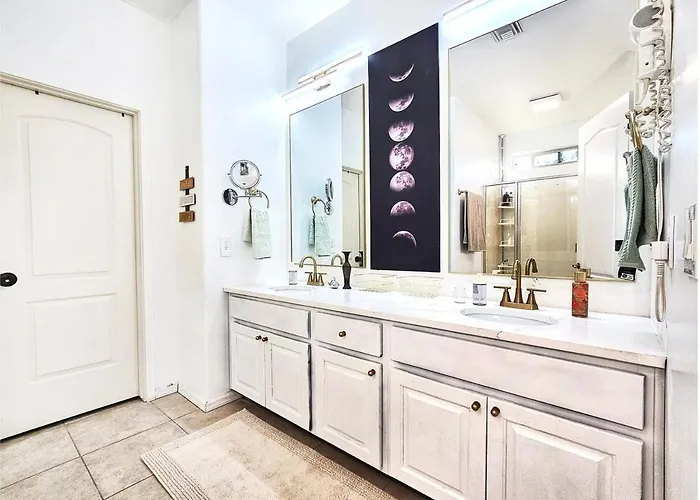 Luxe Desert Oasis, Pool, Hidden Speakeasy Room! *