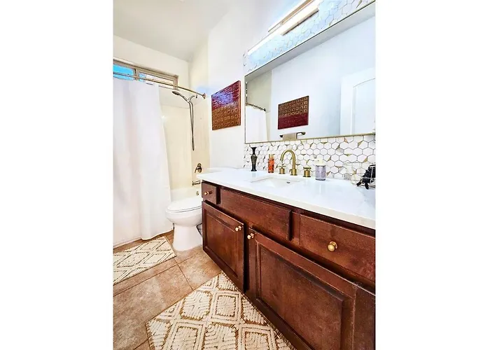 Luxe Desert Oasis, Pool, Hidden Speakeasy Room! Holiday home *