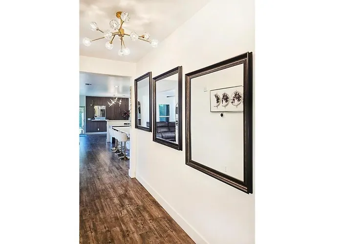 Holiday home Luxe Desert Oasis, Pool, Hidden Speakeasy Room! *