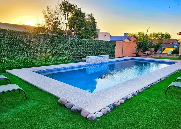 Luxe Desert Oasis, Pool, Hidden Speakeasy Room! *